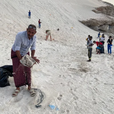 people cleaning litter from Detwah lagoon